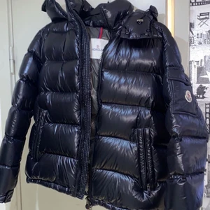 Moncler Jacka  - It’s in good condition! ✨ Message me if interested, can meet up in Stockholm✨  Fully New!! / Helt nytt!!   The tag is still on!!  Real/ Äkta! 