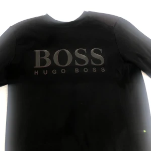 Svart Hugo boss  - Skit kattig Slim fit S inte en kråma, i nyskick men mitt ex suger så vill bli av med den  Snabb affär så går jag lätt ner i pris 