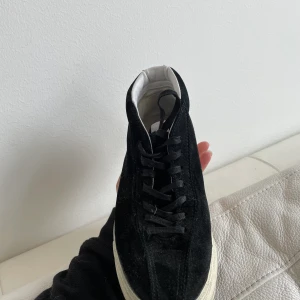 Eytys strl38 - Använda fåtal ggr, inte slitna eller omformade, ej ingågna. Lite missfärgningar på sidan. På bilden är de lite dammiga :-)). Svart mocka.