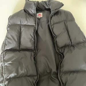 Väst  - 50kr  storlek: 140  Man får komma och hämta jag skickar inte hem tyvärr