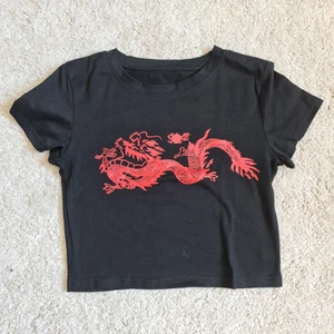 Croptop med röd drake - Y2k top köpt från yesstyle, endast prövad och I superbra skick! 