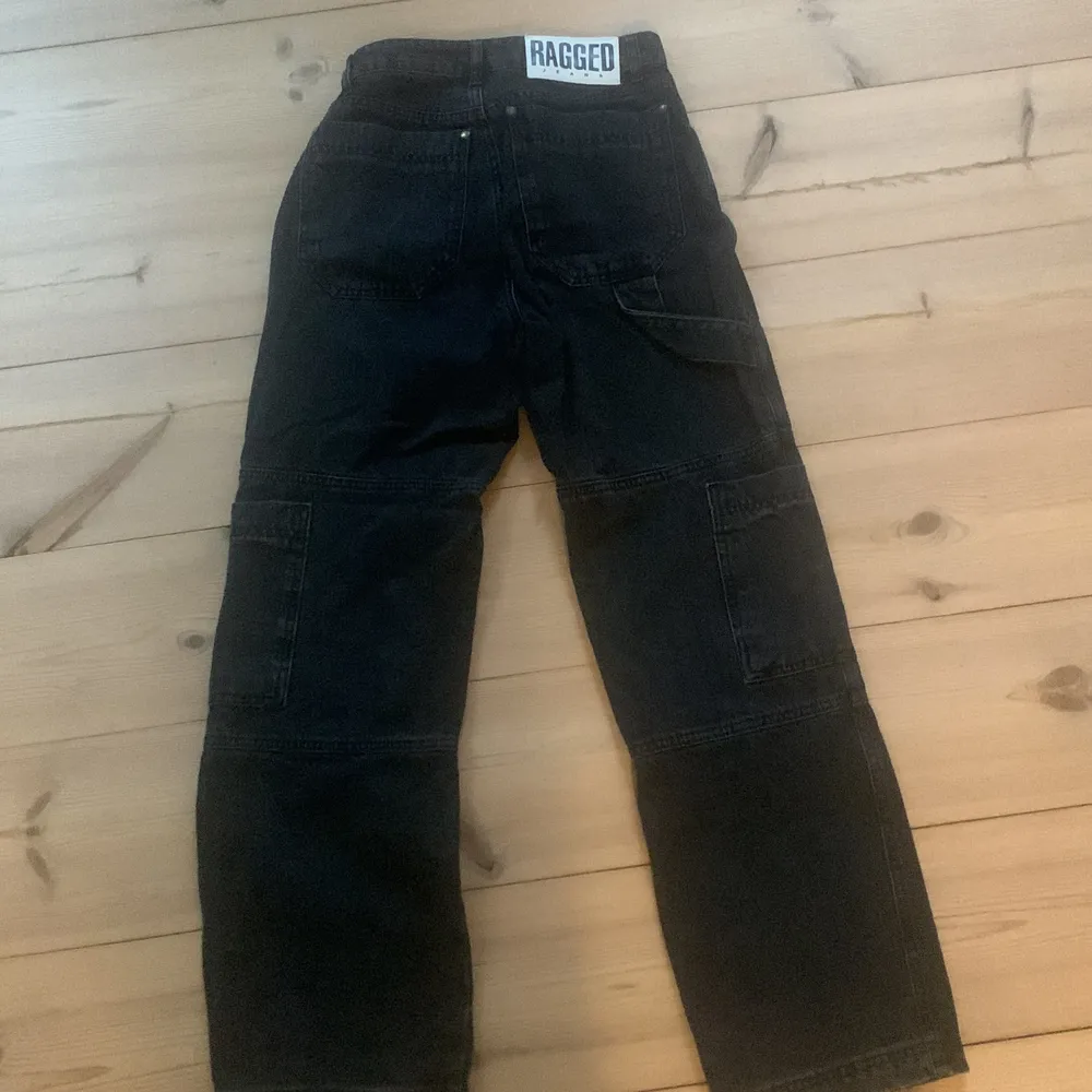 Knappt använda cargo jeans från Ragged priest skit snygga på! nypris 630kr. Jeans & Byxor.