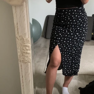 Svart långkjol  - Svart långkjol från hm, använt fåtal gånger förra sommaren men nu kommer den inte till användning. Den är i bra skick och skönt material till sommaren. Köparen står för frakt 