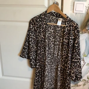 Leopard kofta - En väldigt fin ”rock” eller kofta med band i leopard mönster! Kommer tyvärr inte till användning här💕