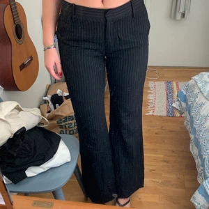 Kritstrecksrandiga kostymbyxor🤍🖤 - Nerlagda, fint skick, midjemått: 89cm, innerbenslängd: 90cm, frakten kostar 57kr inte 49kr☺️