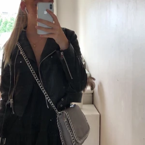 Skinnjacka - Snygg skinnjacka från zara som tyvär inte används, säljer för 200 +frakt