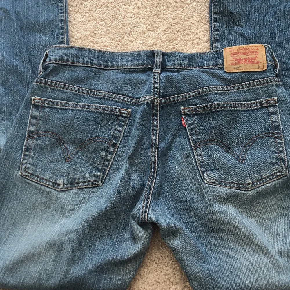 Säljer ett par Vintage Levis jeans köpta från sellpy, dem är i storlek M och går över skorna på mig som är 174💕. Jeans & Byxor.