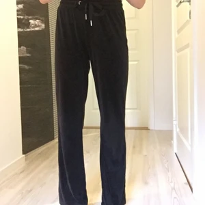 Svarta Gina byxor - Svarta mjukisbyxor från Gina tricot. Väl använda men i fint skick<3