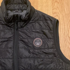 Napapijri väst - Napapijri väst Knappt använd och som ny! Säljer pga för liten Medium men skulle säga att den passar både small och medium