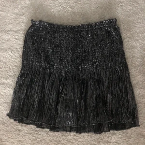 Glittrig zara kjol - En dööööö snygg zara glittrig kjol!! Jätte bra skick, storlek M men passar mig som är XS eftersom de är resår i midjan passar de många storlekar. Passar till fest eller annat. Köpt för 359kr och säljer för 250kr + frakt. 