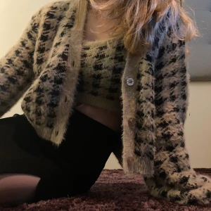 Kofta och topp set  - En matchande kofta och crop top som jag säljer nu tillsammans i ett set ifrån NAKD . Lite fluffigt och så mysigt nu till hösten. Använd ett fåtal gånger och säljer p.g.a att toppen är lite liten för mig. skriv ifall du undrar något  🥰😊