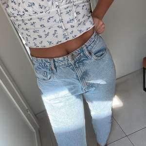 Säljer dessa snygga mom jeans från zara, dom är i väldigt bra skick har dom i storlek M men är vanligtvis en S. Köpt för 500kr