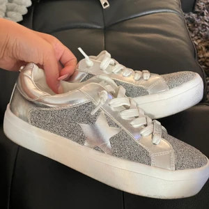 Silver skor - Silver skor från steve madden! Knappt använda nyskick!! Storlek 36. Kan skicka eller mötas upp i Stockholms området