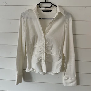 Skjorta  - Vit skjorta i storlek 36 från Chiquelle, helt oanvänd! Lite skrynklig på magen men det ska vara så!