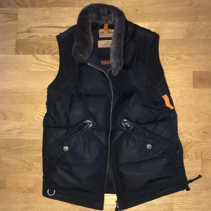 Parajumper kobuk  - Det en helt ny parajumper kobuk väst har it använt har ba den sittande hemma och vill sälja den.