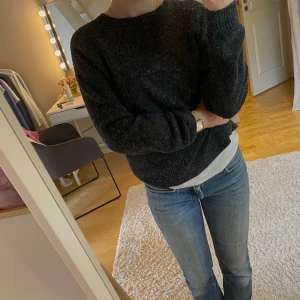 Stickad vero Moda sweater - Mörk grå stickad Vero Moda sweater i storlek S använd ett fåtal gånger. Frakt ingår 