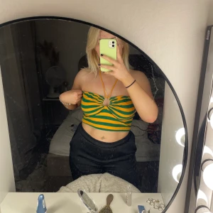 Zara linne  - Ett jättefint Zara linne i storlek L. Säljer då linnet är för stort för mig! Passar perfekt på sommaren med ett par vita linnebyxor! 🧡💚