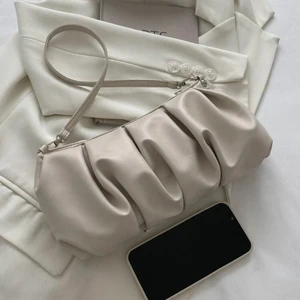 Beige väska - Säljer denna väskan ifrån shein, bra skick använd ca 1-2 ggr, säljer för 40kr + frakt 🫶🏻