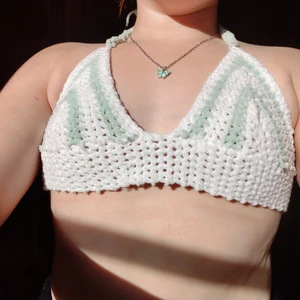 Virkad topp - Den är turkos med vitt. Passform runt där det vita är (inte kupan) är ungefär i stolek medium kupan är jag osäker med. Kupan är stretchig så tror att den passar upp till medium men ör osäker<3