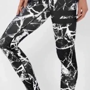 Stronger tights med svart marmor mönster  - Säljer mina fina stronger tights som är slutsålda på hemsidan. Köptes för 799kr. De är i storlek S och har endast används ett fåtal gånger, de är i bra skick💓.  
