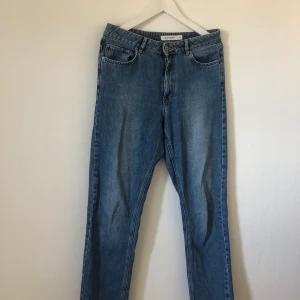 Carin Wester raka Jeans - Långa raka Jeans från Carin Wester i storlek 42 men passa mig som är 38.    Köpta för 699kr Frakt tillkommer Betalning sker via Swish, vid köp kontakta via chatt 