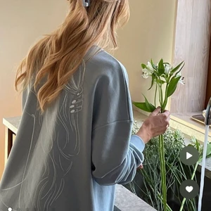 Tröja NA-KD  - En jätte fin tröja som tyvärr inte kommit till användning💗 Köpt på NA-KD hemsida och använd varsamt ca 3gånger. Storlek S och sitter lite oversized 🫶🏼🫶🏼  ❤️Skriv gärna förslag på pris osv, vill bara bli av med plaggen så snabbt som möjligt ❤️