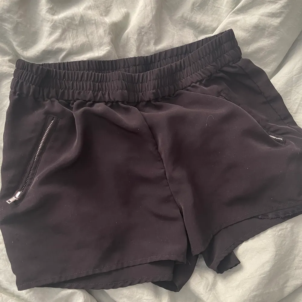 shorts som ser ut som kostymisar typ. köpta på cubus kanske 6-7 år sen så säljs ej längre. använda 1-2 gånger. Shorts.