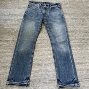Levis vintage jeans  - Feta Levis jeans i snygg passform  Hela jeansen är ish 108 cm  Benöppningen är 23