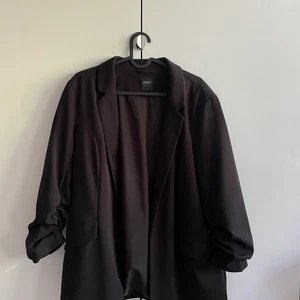 40 42 - Jag har två storlek på kavajen har både en som är storlek 40 och en som är 42 den är kolsvart i färgen och har aldrig haft på mig den:)