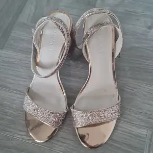Helt nya sandaletter från Tiamo. Jätte fina med glitter. 500 kr inklusive frakt!