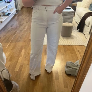 Vita jeans från hm - Jeans från hm i en rak design med lite vidare ben. Är ej genomskinliga och knappt använda.
