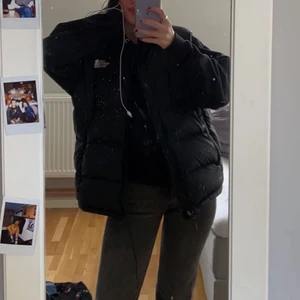 the north face  - säljer min the north face väst ifrån 2020 som är i väldigt bra skick då jag ska flytta till spanien och inte kommer ha någon användning för den längre, den är perfekt nu till hösten! ny pris ligger på ca 2899kr, kan tänka mig gå ner i pris vid snabb affär