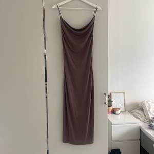 Fin långklänning från zara i storlek S  Aldrig använd Brun/grå färg 