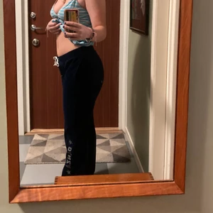 Mjuksibyxor  - Mörk blåa mjukisbyxor frön puma. Använt mycket men är i fint skick. Jätte jätte bekväma och mjuka. Passar mig perfekt som är m. Skriv privat för fler frågor/bilder! Köparen står för frakten<3