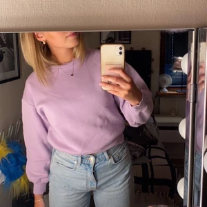 Lila tjocktröja - Säljer min lila tröja från Gina tricot. ‼️Tryck inte på köp direkt