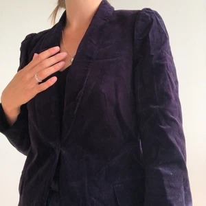 Kavaj Filippa K  - Lila kavaj från Filippa K, i velour-aktigt material. Storlek M, men skulle säga att den snarare känns som en S. Säljer pga använder sällan, men för fin för att bara ligga och samla damm. Priset kan diskuteras. 