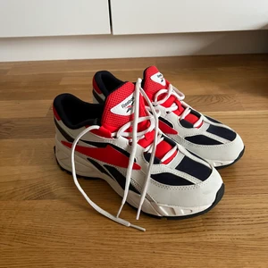 Reebok EVZN 38,5 - Knappt använda Reebok.  Strl: 38,5