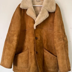 Vintage kappa  - Vintage kappa från Aleksander of norway  Varm och mysig på vintern   tyg - Lamm mocka MÅTT   Byst 60cm Ärm 66cm  Längd 80cm Midja 59cm  Axel till Axel 52cm 