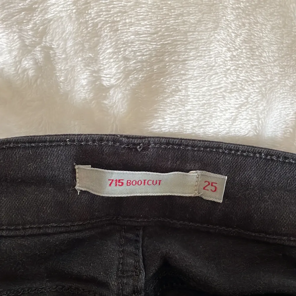 Levis jeans i modellen 715 storlek 25 Fint skick, säljer då jag har många likadana. Super sköna och snygga. Jeans & Byxor.