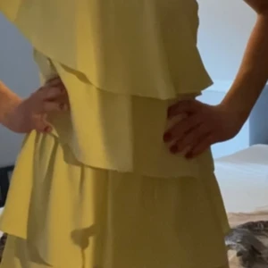 Klänning - Superfin gul volang klänning från Zara. Säljer då den inte kommer till använd 