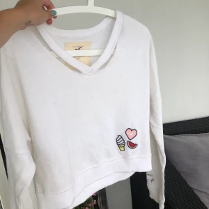 Hollistertröja - Hollistertröja som inte kommer till användning längre. Hör av dig om du har några frågor eller vill ha fler bilder🥰