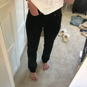Trendiga Zara jeans, straight leg - Trendiga Zara jeans. Straight leg. Long leg. Storlek 36. Är 170 cm för referens. Säljer då jag inte använder. Använda fåtal gånger.