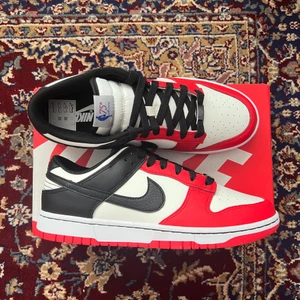 Nike dunk 75th anniversary - Nike dunk low ” 75th anniversary ” . Helt nya och oanvända. Skickas snabb och spårbar. Undrar ni över något? Skriv så svarar jag så fort jag kan 🙂