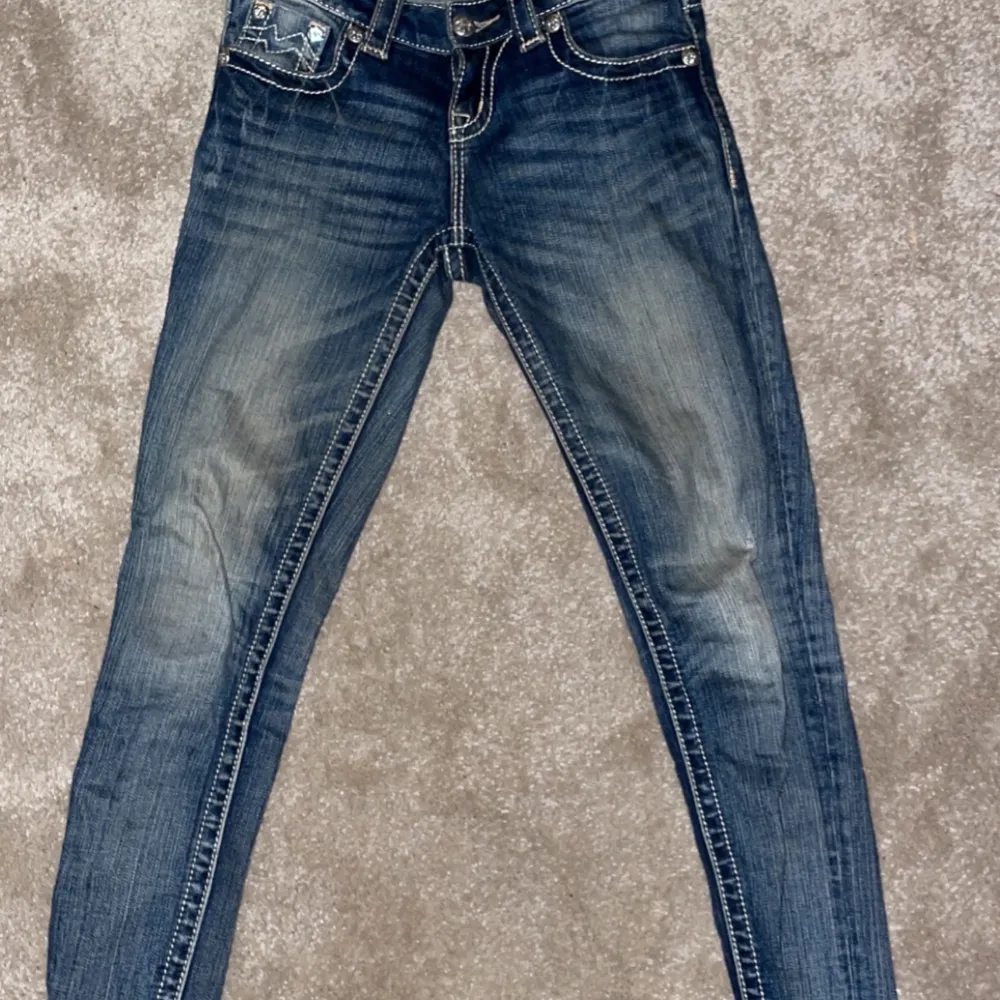 Miss me byxor i storlek 24, motsvarar ca xs, använda men i fint skick! EJ bootcut! Skinny modell.. Jeans & Byxor.