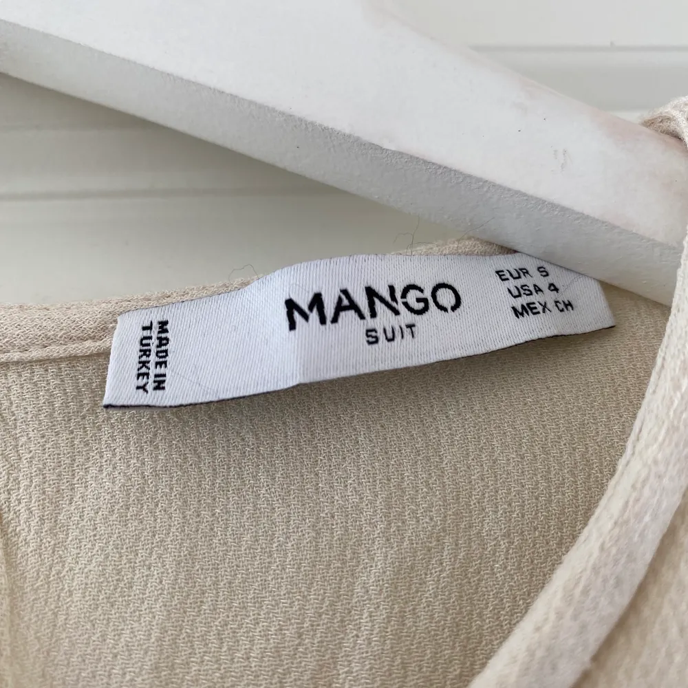 Jag säljer denna vackra ljus beiga blusen från Mango pga att den inte kommer till användning. 🫶🏼. Blusar.