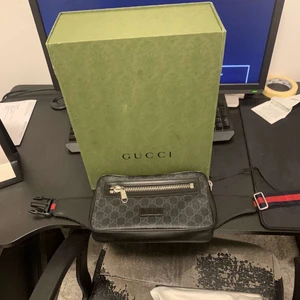 Gucci Midjeväska - Säljer en midjeväska från märket gucci, mycket fin och i bra skick skulle säga en 8/10, Köpte den för lite mer än 1 år sen och har använt den med behandling så den är i väldigt bra skick. Nypris 7000kr , Mitt pris 2000 Pris kan diskuteras vid snabb affär
