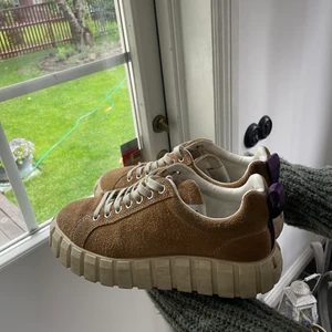 Eytys  - Jättefina bruna eytys i modellen Odessa i mocka!! Nypris 1900!! Använda men fint skick och smutset på sulorna går att tvätta bort💕💕 pris går att diskutera och lådan får man med