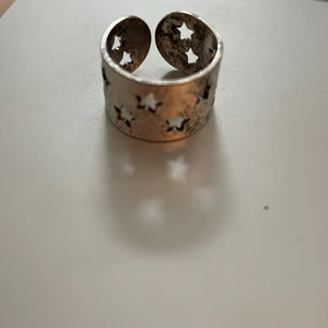 Ring  - Metall ring med uthackade stjärnor. Snygg ring som är justerbar och har knappts använd! Kommer inte ihåg vart den är köpt. 