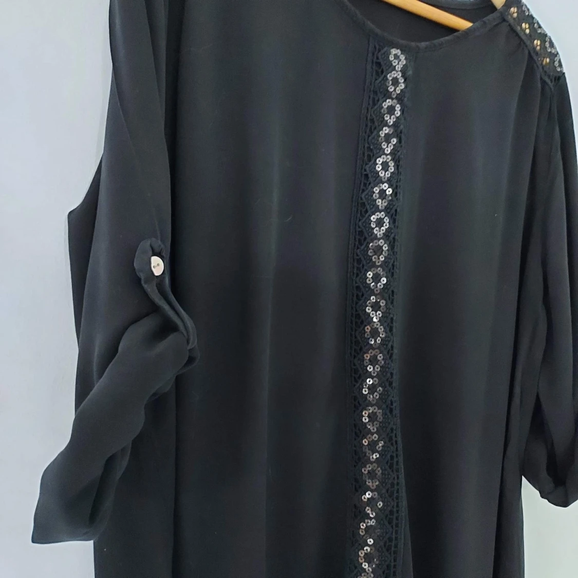 Blus med poljetter och justervar längd på ärmar - 91