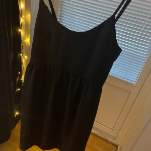 Luftig klänning  - Oanvänd utan prislapp. Storlek 36. Betalning via Plick.
